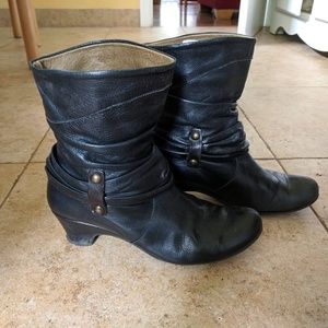 Web short leather boots - made in Spain